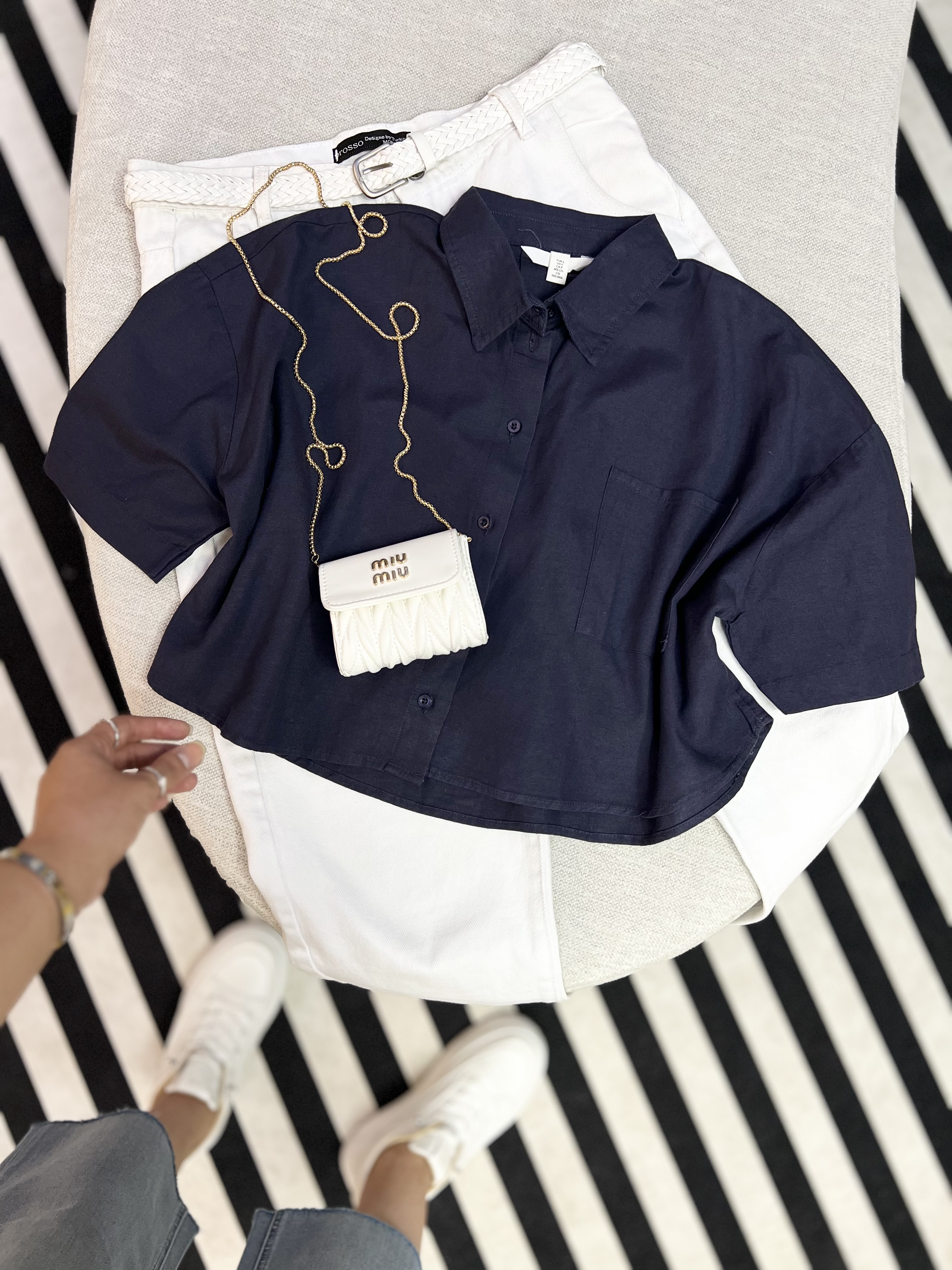 شومیز کراپ زنانه اورجینال H &M لینن وارداتی با تک رنگ سرمه ای سایزبندی از ۳۶ تا ۴۰