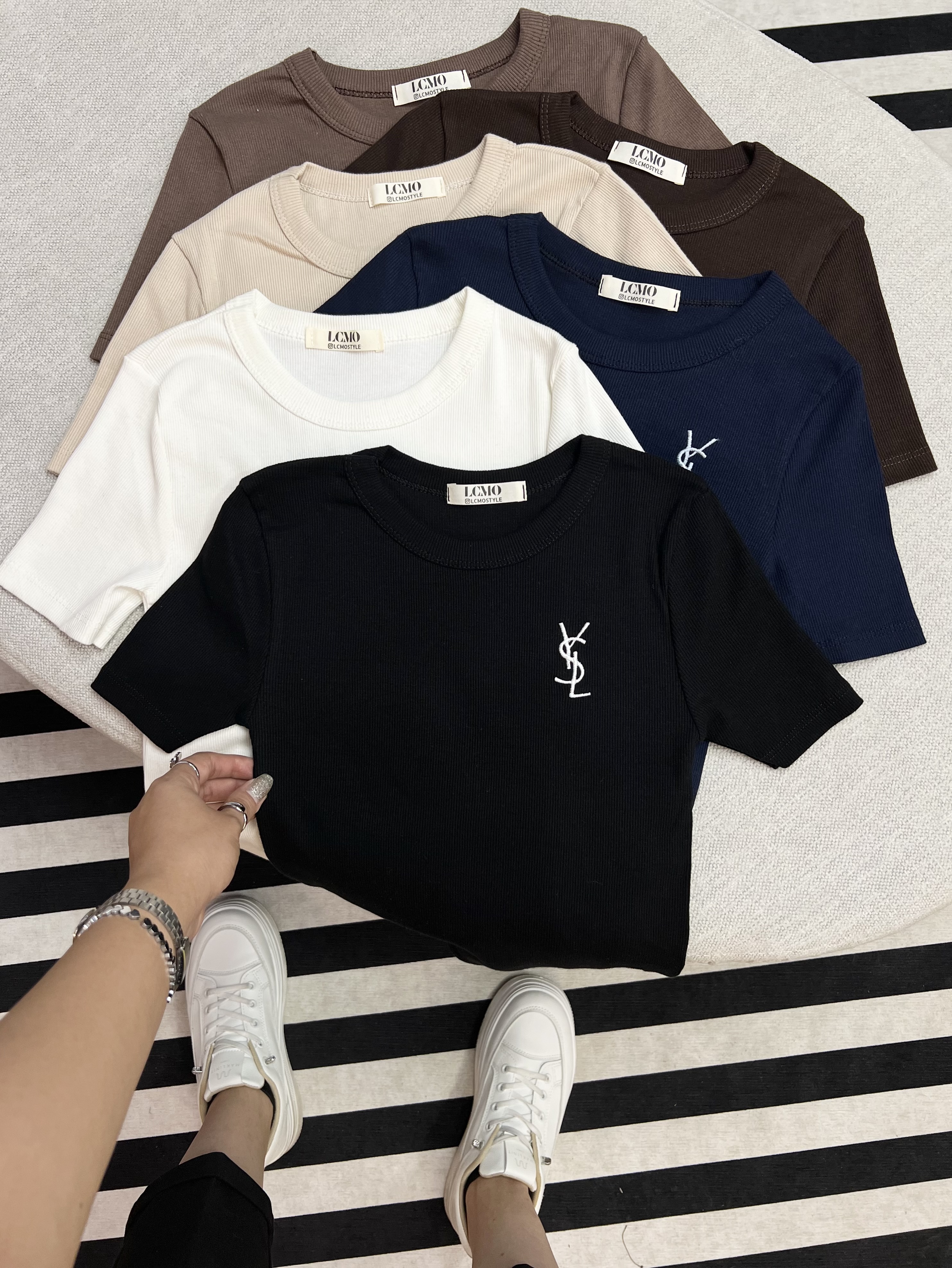 تیشرت کبریتی گلدوزی شده با لوگوی ایوسن لورن (YSL) با رنگبندی و فری سایز از ( ۳۶ تا ۴۲ )