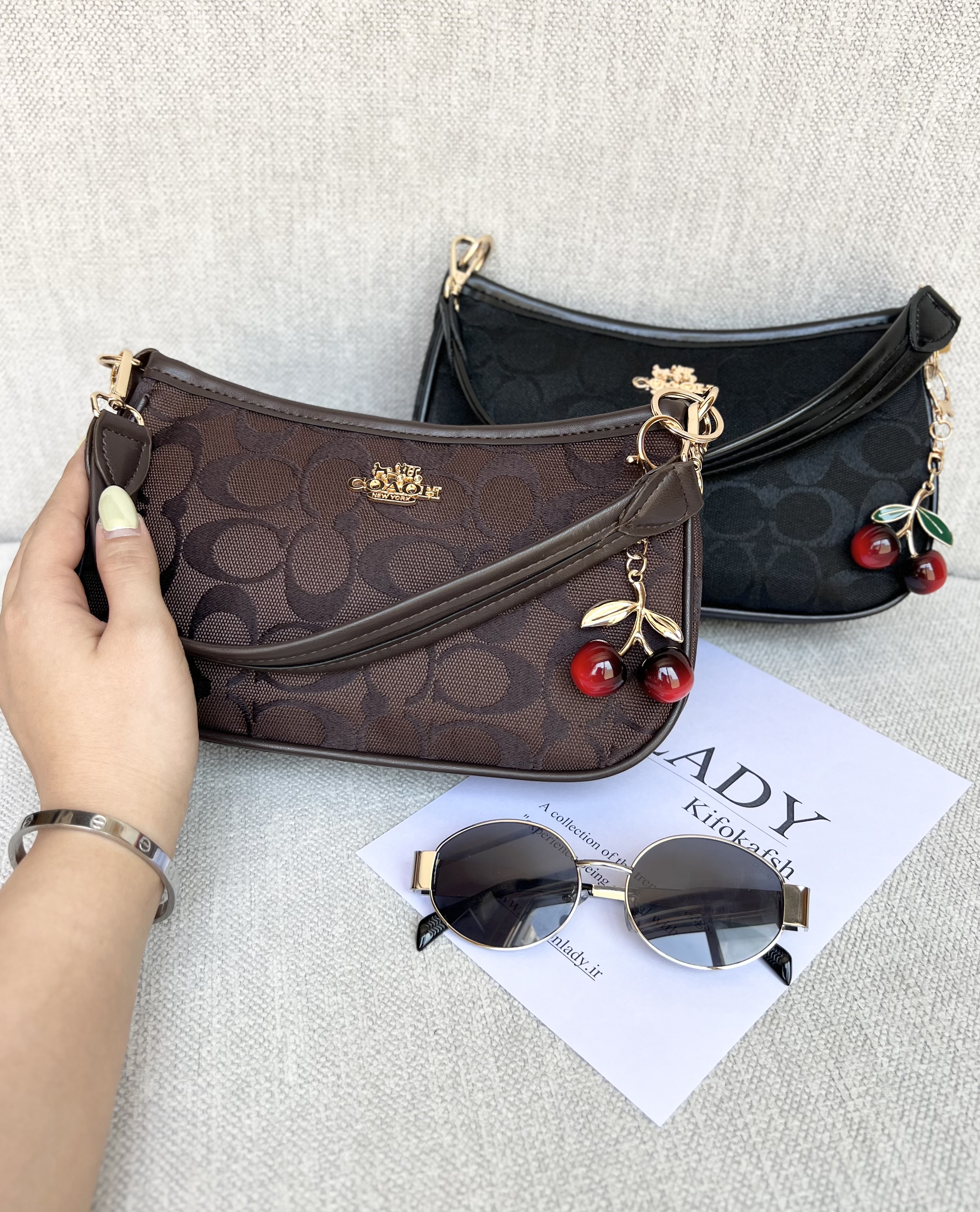 کیف کوچ‌ دلارا همراه با چارم بگ